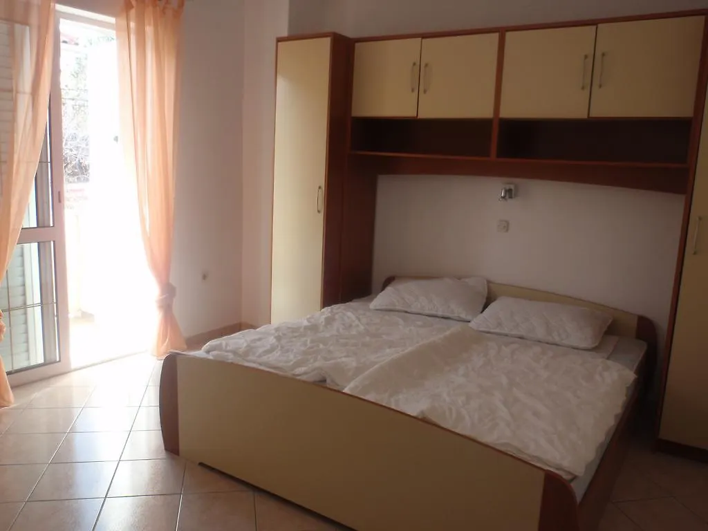 Apartments Lucica 3120 Banjol Croatia